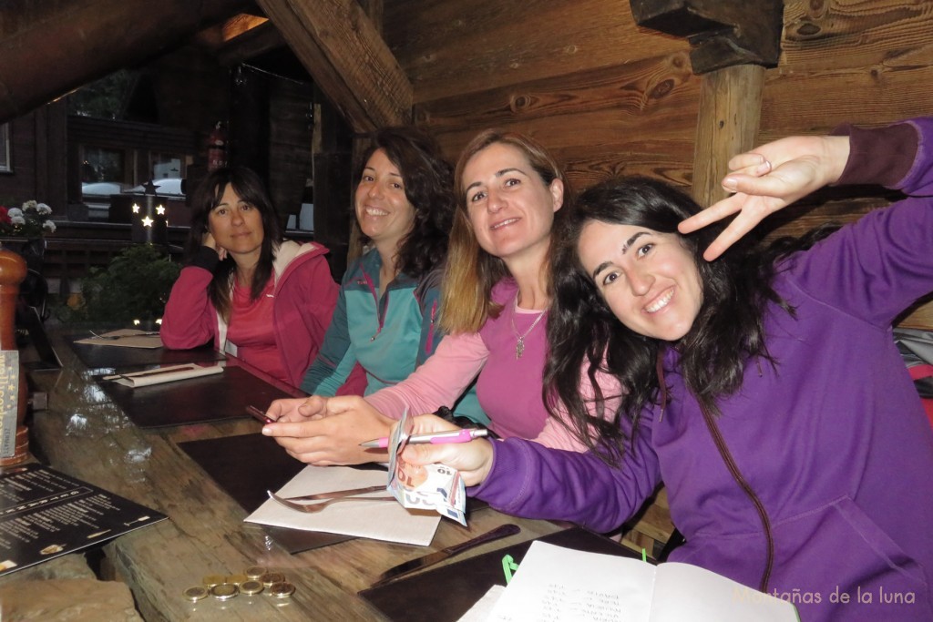 Cena en Zermatt, de derecha a izquierda: Leti, Isa, Nuria y Tere